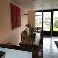 Blick von der Küche auf den Essbereich