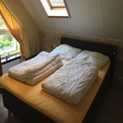 Der Master Bedroom mit LED-Fernseher