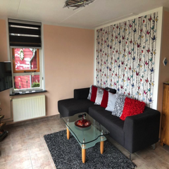 Der Wohnraum mit LED-Fernseher